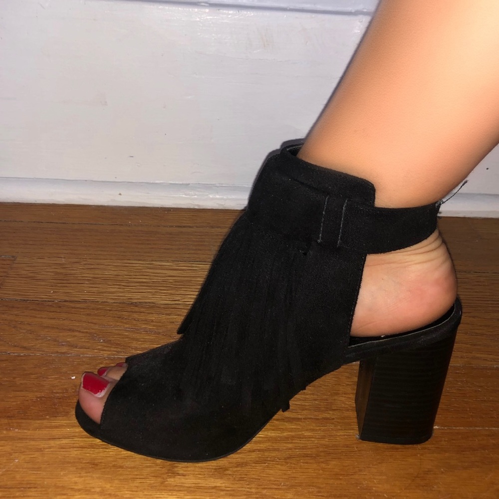 Wild Diva open toed-black sandal with fringe